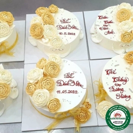 BÁNH MỪNG LỄ ĐÍNH HÔN TONE VÀNG ĐẸP