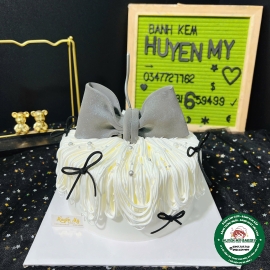 Bánh Kem Trắng Nơ Xám 01
