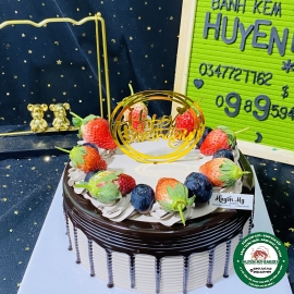 bánh kem socola dâu tươi + việt quôc