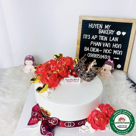 Bánh Kem Vương Miện Hoa Đỏ