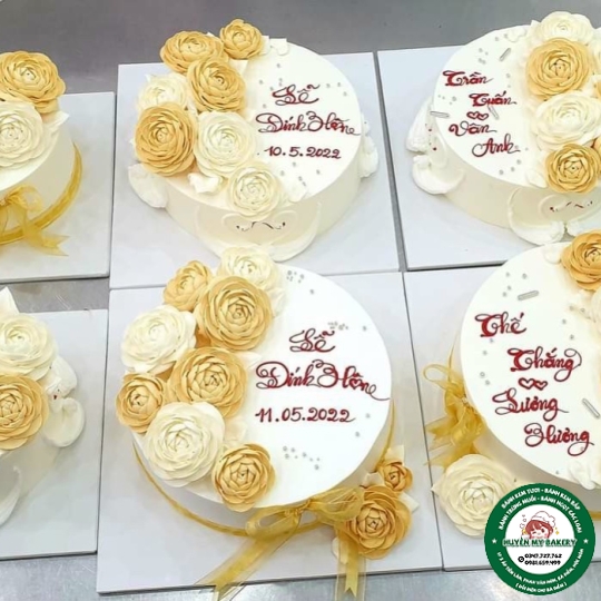 BÁNH MỪNG LỄ ĐÍNH HÔN TONE VÀNG ĐẸP