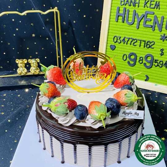 bánh kem socola dâu tươi + việt quôc